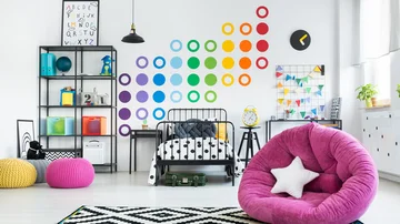 Buntes modernes Jugendzimmer mit Stickern an der Wand und einem Webteppich.