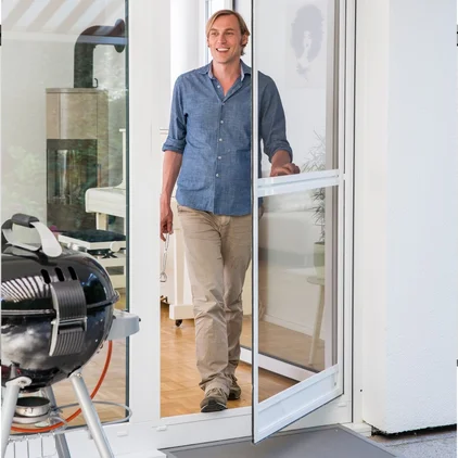 Illustration - Ihr Experte für schönes Wohnen - ein junger Mann öffnet eine Insektenschutz Pendeltür.